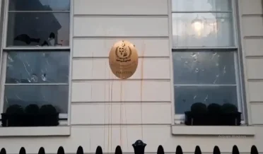 لندن میں شرپسندوں نے پاکستانی ہائی کمیشن کی عمارت کے شیشے توڑ دیے