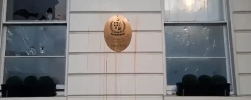 لندن میں شرپسندوں نے پاکستانی ہائی کمیشن کی عمارت کے شیشے توڑ دیے