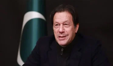 لندن: سابق وزیر اعظم اور جیل میں بند پی ٹی آئی کے بانی چیئرمین عمران خان نے گزشتہ سال نومبر میں ایک ایسے شخص سے طویل بات چیت کی تھی جو اب اعلیٰ حکام کے ساتھ حالیہ اہم بات چیت کا حصہ ہیں۔ دی نیوز کے مطابق یہ مذاکرات عمران خان کی رہائی اور پی ٹی آئی اور طاقتور حکام کے درمیان تعلقات کو بہتر بنانے کیلئے ممکنہ طریقے تلاش کرنے کے بارے میں ہیں۔ انتہائی موقر ذرائع نے اس نمائندے کو بتایا ہے کہ امریکی پاکستانیوں کے ایک گروپ کے گزشتہ ماہ (مارچ) کے تیسرے ہفتے میں عمران خان کے ساتھ مذاکرات سے بہت پہلے اڈیالہ جیل میں عمران خان اور ایک ایسے شخص کے درمیان بات چیت کے کئی سیشنز منعقد ہوئے تھے، یہ شخص اب حالیہ مذاکرات اور بات چیت کا حصہ ہے۔