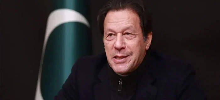 لندن: سابق وزیر اعظم اور جیل میں بند پی ٹی آئی کے بانی چیئرمین عمران خان نے گزشتہ سال نومبر میں ایک ایسے شخص سے طویل بات چیت کی تھی جو اب اعلیٰ حکام کے ساتھ حالیہ اہم بات چیت کا حصہ ہیں۔ دی نیوز کے مطابق یہ مذاکرات عمران خان کی رہائی اور پی ٹی آئی اور طاقتور حکام کے درمیان تعلقات کو بہتر بنانے کیلئے ممکنہ طریقے تلاش کرنے کے بارے میں ہیں۔ انتہائی موقر ذرائع نے اس نمائندے کو بتایا ہے کہ امریکی پاکستانیوں کے ایک گروپ کے گزشتہ ماہ (مارچ) کے تیسرے ہفتے میں عمران خان کے ساتھ مذاکرات سے بہت پہلے اڈیالہ جیل میں عمران خان اور ایک ایسے شخص کے درمیان بات چیت کے کئی سیشنز منعقد ہوئے تھے، یہ شخص اب حالیہ مذاکرات اور بات چیت کا حصہ ہے۔