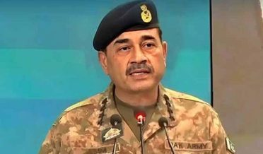 آرمی چیف جنرل عاصم منیر نے کہا ہے کہ دہشتگردوں کی 10 نسلیں بھی بلوچستان اور پاکستان کا کچھ نہیں بگاڑسکتیں، جب تک غیور عوام افواج پاکستان کے ساتھ کھڑے ہیں، پاکستان کوکوئی نقصان نہیں پہنچا سکتا۔ اسلام آباد میں پہلے اوورسیز پاکستانیز کنونشن سے خطاب میں جنرل عاصم منیر کا کہنا تھاکہ میں آج بیرون ملک مقیم پاکستانیوں کے جذبات دیکھ کر بہت متاثر ہوا ہوں اور یقین دلاتا ہوں کہ آپ کیلئے ہمارے جذبات اس سے بھی زیادہ مضبوط ہیں، آپ صرف پاکستان کے سفیر ہی نہیں، پاکستان کی وہ روشنی ہیں جوپورے اقوام عالم پرپڑتی ہے۔ انہوں نے کہا کہ جو لوگ برین ڈرین کا بیانیہ بناتے ہیں وہ جان لیں یہ برین ڈرین نہیں برین گین ہے، بیرون ملک پاکستانی برین گین کی عمدہ ترین مثال ہیں، آپ سب نے پاکستان کی کہانی اپنی اگلی نسل کو سنانی ہے، وہ کہانی جس کی بنیاد پر ہمارے آباؤ اجداد نے پاکستان حاصل کیا