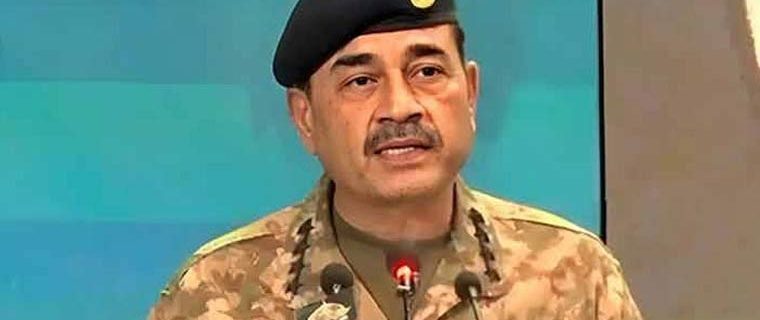 آرمی چیف جنرل عاصم منیر نے کہا ہے کہ دہشتگردوں کی 10 نسلیں بھی بلوچستان اور پاکستان کا کچھ نہیں بگاڑسکتیں، جب تک غیور عوام افواج پاکستان کے ساتھ کھڑے ہیں، پاکستان کوکوئی نقصان نہیں پہنچا سکتا۔ اسلام آباد میں پہلے اوورسیز پاکستانیز کنونشن سے خطاب میں جنرل عاصم منیر کا کہنا تھاکہ میں آج بیرون ملک مقیم پاکستانیوں کے جذبات دیکھ کر بہت متاثر ہوا ہوں اور یقین دلاتا ہوں کہ آپ کیلئے ہمارے جذبات اس سے بھی زیادہ مضبوط ہیں، آپ صرف پاکستان کے سفیر ہی نہیں، پاکستان کی وہ روشنی ہیں جوپورے اقوام عالم پرپڑتی ہے۔ انہوں نے کہا کہ جو لوگ برین ڈرین کا بیانیہ بناتے ہیں وہ جان لیں یہ برین ڈرین نہیں برین گین ہے، بیرون ملک پاکستانی برین گین کی عمدہ ترین مثال ہیں، آپ سب نے پاکستان کی کہانی اپنی اگلی نسل کو سنانی ہے، وہ کہانی جس کی بنیاد پر ہمارے آباؤ اجداد نے پاکستان حاصل کیا