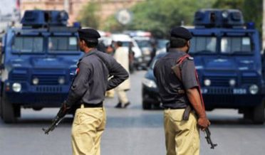 مومن آباد پولیس کے مطابق اورنگی ٹاؤن زیڈ ایم سی پارک کے قریب شاہین فورس اور ڈاکوؤں کے درمیان فائرنگ کا تبادلہ ہوا جس کے نتیجے میں پولیس اہلکار کامران ولد کمال کندھے پر گولی لگنے سے زخمی ہوگیا جبکہ موٹر سائیکلوں پر سوار ڈاکو موقع سے فرار ہوگئے جن کی تلاش جاری ہے