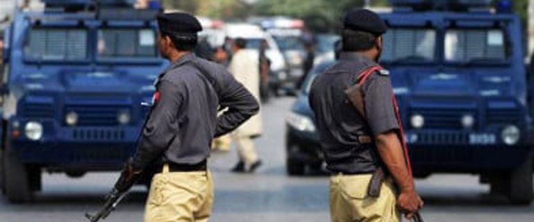 مومن آباد پولیس کے مطابق اورنگی ٹاؤن زیڈ ایم سی پارک کے قریب شاہین فورس اور ڈاکوؤں کے درمیان فائرنگ کا تبادلہ ہوا جس کے نتیجے میں پولیس اہلکار کامران ولد کمال کندھے پر گولی لگنے سے زخمی ہوگیا جبکہ موٹر سائیکلوں پر سوار ڈاکو موقع سے فرار ہوگئے جن کی تلاش جاری ہے