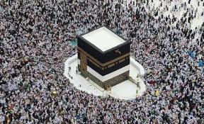 نجی ٹی وی ایکسپریس نیوز کے مطابق 2026 سے حج کا انعقاد بہار کے موسم میں ہوگا اور پھر 2034 سے 2041 تک یہ سردیوں میں آئے گا۔ قمری کیلنڈر ہر سال تقریباً 10 دن پیچھے جاتا ہے، جس کے باعث حج گرمی سے بہار اور سردی کی طرف منتقل ہو رہا ہے۔ 2042 میں حج دوبارہ گرمی کے موسم میں واپس آئے گا یہ تبدیلی دنیا بھر سے آنے والے لاکھوں مسلمانوں کے لئے خوش خبری ہے، جو گزشتہ کئی سالوں سے مکہ کی شدید گرمی میں حج ادا کر رہے تھے۔ 2024 کے حج کے دوران درجہ حرارت 46 سے 51 ڈگری سیلسیس تک پہنچ گیا تھا، جس کے نتیجے میں ایک دن میں 2,700 سے زائد حجاج گرمی سے متاثر ہوئے اور کئی اموات بھی ہوئیں