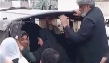 تفصیلات کے مطابق شادی ہال کے باہر پی ٹی آئی کے کارکنان جمع ہونا شروع ہوگئے ہیں، جو نعرے بازی کر رہے ہیں، پولیس نے ہال کا مرکزی دروازہ بند کردیا ہے۔پی ٹی آئی کارکنوں نے علیمہ خان سمیت تینوں بہنوں کی رہائی کا مطالبہ کیا ہے جبکہ شادی ہال کے باہر پارٹی قیادت موجود نہیں ہے