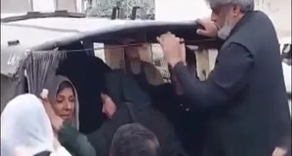 تفصیلات کے مطابق شادی ہال کے باہر پی ٹی آئی کے کارکنان جمع ہونا شروع ہوگئے ہیں، جو نعرے بازی کر رہے ہیں، پولیس نے ہال کا مرکزی دروازہ بند کردیا ہے۔پی ٹی آئی کارکنوں نے علیمہ خان سمیت تینوں بہنوں کی رہائی کا مطالبہ کیا ہے جبکہ شادی ہال کے باہر پارٹی قیادت موجود نہیں ہے
