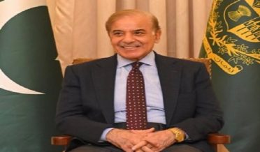 وزيراعظم شہباز شریف نے عالمی سطح پر تیل کی کم ہوتی قیمتوں کا فائدہ عوام کوپہچانے کا اعلان کرتے ہوئے بجلی کی قیمتوں میں مزید کمی کا اشارہ بھی دے دیا۔ پیر کو وزیراعظم کی زیرصدارت میری ٹائم سیکٹر میں اصلاحات سے متعلق اہم اجلاس ہوا جس سے خطاب کرتے ہوئے وزیر اعظم شہباز شریف نے کہا کہ جیسے پہلے تیل کی قیمتوں میں کمی کا فائدہ بجلی کی قیمت کم کرکے دیا، اسی طرح اس وقت جو بڑی کمی آرہی ہے، اس کا فائدہ بھی عوام کو پہنچائیں گے