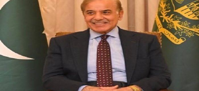 وزيراعظم شہباز شریف نے عالمی سطح پر تیل کی کم ہوتی قیمتوں کا فائدہ عوام کوپہچانے کا اعلان کرتے ہوئے بجلی کی قیمتوں میں مزید کمی کا اشارہ بھی دے دیا۔ پیر کو وزیراعظم کی زیرصدارت میری ٹائم سیکٹر میں اصلاحات سے متعلق اہم اجلاس ہوا جس سے خطاب کرتے ہوئے وزیر اعظم شہباز شریف نے کہا کہ جیسے پہلے تیل کی قیمتوں میں کمی کا فائدہ بجلی کی قیمت کم کرکے دیا، اسی طرح اس وقت جو بڑی کمی آرہی ہے، اس کا فائدہ بھی عوام کو پہنچائیں گے
