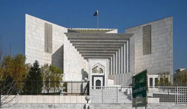 سپریم کورٹ آف پاکستان میں اسلام آباد ہائیکورٹ کے ججز کے تبادلے اورسنیارٹی سےمتعلق درخواستوں پر سماعت جسٹس محمد علی مظہر کی سربراہی میں 5 رکنی آئینی بینچ نے کی جس دوران اسلام آباد ہائیکورٹ کے 5 ججز کے وکیل منیر اے ملک نے دلائل دیے۔ دلائل کے آغاز میں وکیل منیراے ملک نے کہا کہ اسلام آباد ہائیکورٹ میں ٹرانسفر ہونے والےججز کے معاملے کو آرٹیکل175 کے ساتھ دیکھنا چاہیے، ججز ٹرانسفر، فیڈرل ازم اور انتظامی کمیٹی کی تشکیل سے متعلق دلائل دوں گا، اس پر جسٹس علی مظہر نے کہا ججز ٹرانسفر آرٹیکل 200 کےتحت ہوئی، بہتر ہے دلائل کا آغاز بھی یہیں سے کریں، ہم ججز کو سول سرونٹ کے طور پر تو نہیں دیکھ سکتے