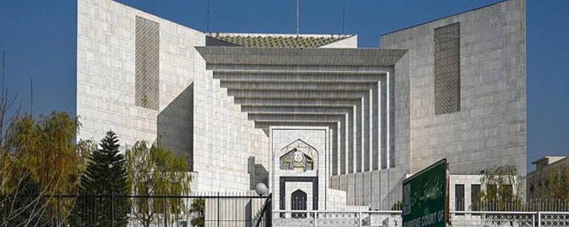 سپریم کورٹ آف پاکستان میں اسلام آباد ہائیکورٹ کے ججز کے تبادلے اورسنیارٹی سےمتعلق درخواستوں پر سماعت جسٹس محمد علی مظہر کی سربراہی میں 5 رکنی آئینی بینچ نے کی جس دوران اسلام آباد ہائیکورٹ کے 5 ججز کے وکیل منیر اے ملک نے دلائل دیے۔ دلائل کے آغاز میں وکیل منیراے ملک نے کہا کہ اسلام آباد ہائیکورٹ میں ٹرانسفر ہونے والےججز کے معاملے کو آرٹیکل175 کے ساتھ دیکھنا چاہیے، ججز ٹرانسفر، فیڈرل ازم اور انتظامی کمیٹی کی تشکیل سے متعلق دلائل دوں گا، اس پر جسٹس علی مظہر نے کہا ججز ٹرانسفر آرٹیکل 200 کےتحت ہوئی، بہتر ہے دلائل کا آغاز بھی یہیں سے کریں، ہم ججز کو سول سرونٹ کے طور پر تو نہیں دیکھ سکتے